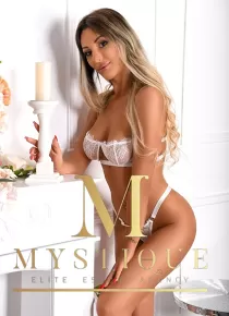 Avril escort available in London