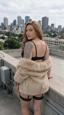 Mixed escort Adele Love