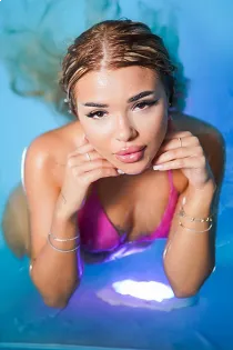 Escort Rowan with blonde hair