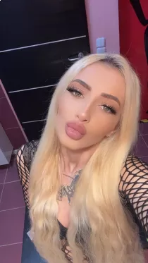 Sisi escort available in London