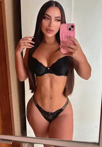 Escort Miletti with brunette hair