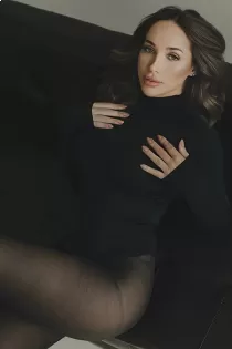 Escort Dublie with brunette hair