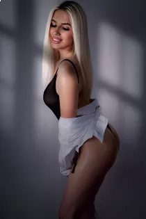 Escort Ava with blonde hair