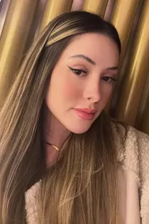 Escort Gatita with blonde hair