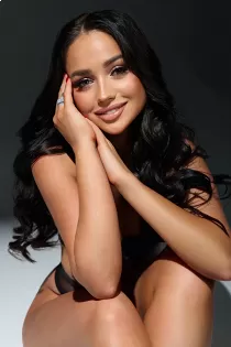 Escort Beroza with brunette hair