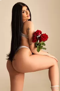 Escort Martleta with brunette hair