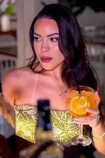 Escort Toria with brunette hair