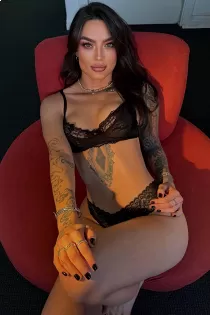 Escort Macy with brunette hair