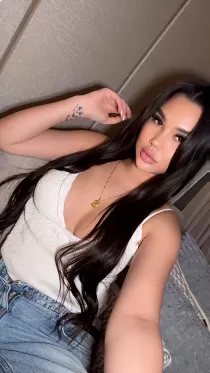 Escort Selerina with brunette hair