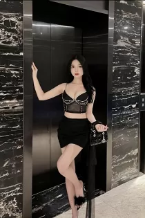 Escort Leslie with black hair