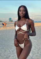 Rose oozes sex-appeal in United Arab Emirates