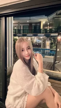 Escort GFE Aoy with brown hair