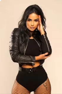 Escort Bianka with black hair