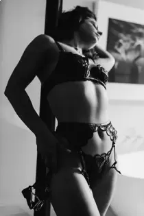 Escort Mimi Escortss with blonde hair