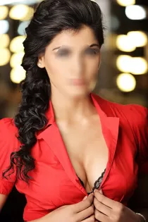 Escort Amaya Mathur with black hair