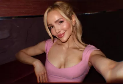 Escort Cristina with brunette hair