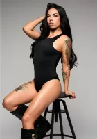 brunette Oriana escort