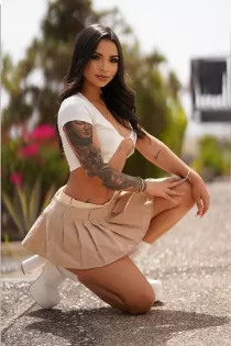 Escort Cecilia with black hair