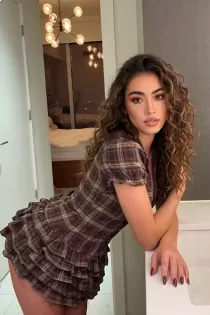 Escort Diana with brown hair