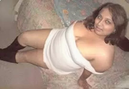 Escort Noreen with brunette hair