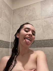 Olivia escort available in Paris