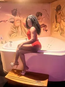 Escort Lucy with black hair