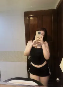 Escort Layla with brown hair