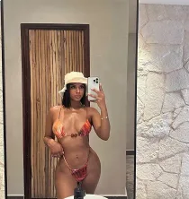Escort Yara with black hair